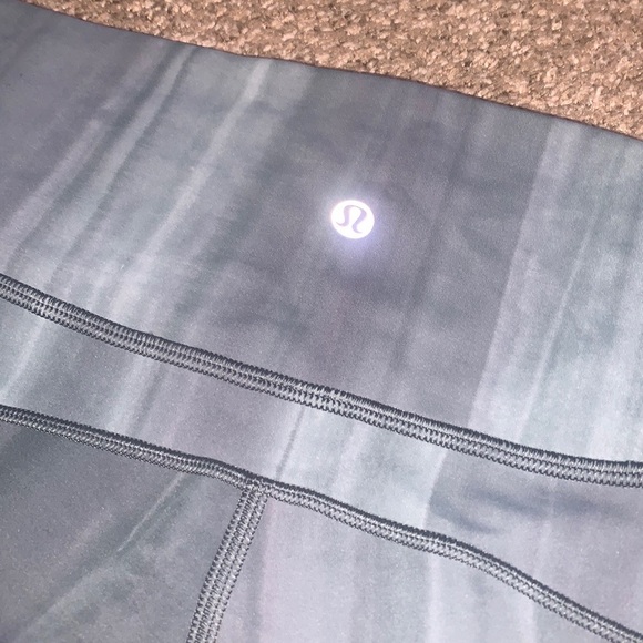ABSTRACT LULULEMON LEGGING SIZE 10 - Picture 2 of 3